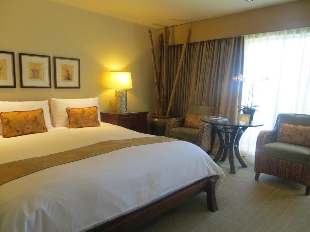 Deluxe King Room interior